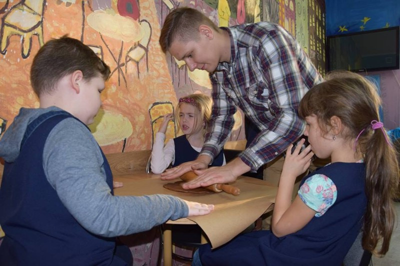 Przygotowanie pierników świątecznych w Katolickiej Pallotyńskiej Szkole Podstawowej