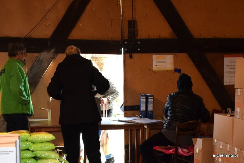 Wydawanie żywności w Chełmnie ze środków Europejskiego Funduszu Pomocy Najbardziej Potrzebującym