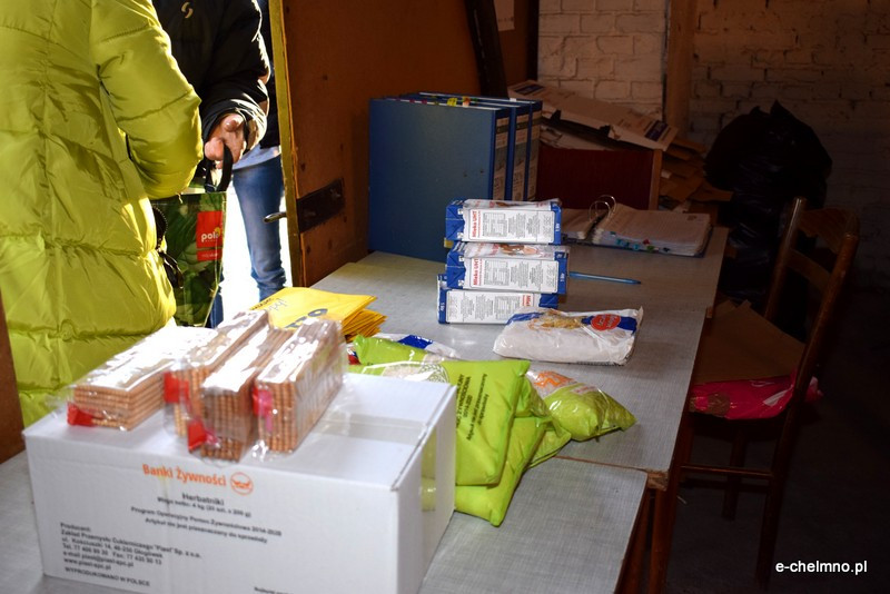 Wydawanie żywności w Chełmnie ze środków Europejskiego Funduszu Pomocy Najbardziej Potrzebującym