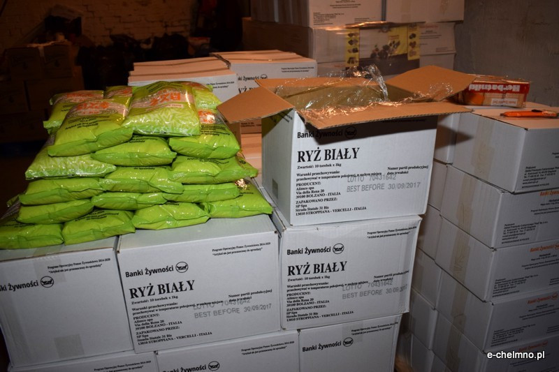 Wydawanie żywności w Chełmnie ze środków Europejskiego Funduszu Pomocy Najbardziej Potrzebującym