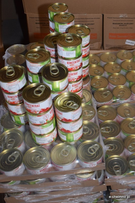 Wydawanie żywności w Chełmnie ze środków Europejskiego Funduszu Pomocy Najbardziej Potrzebującym