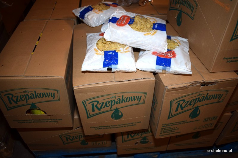 Wydawanie żywności w Chełmnie ze środków Europejskiego Funduszu Pomocy Najbardziej Potrzebującym