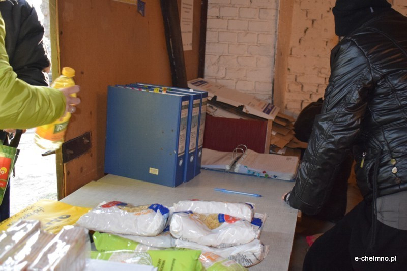 Wydawanie żywności w Chełmnie ze środków Europejskiego Funduszu Pomocy Najbardziej Potrzebującym