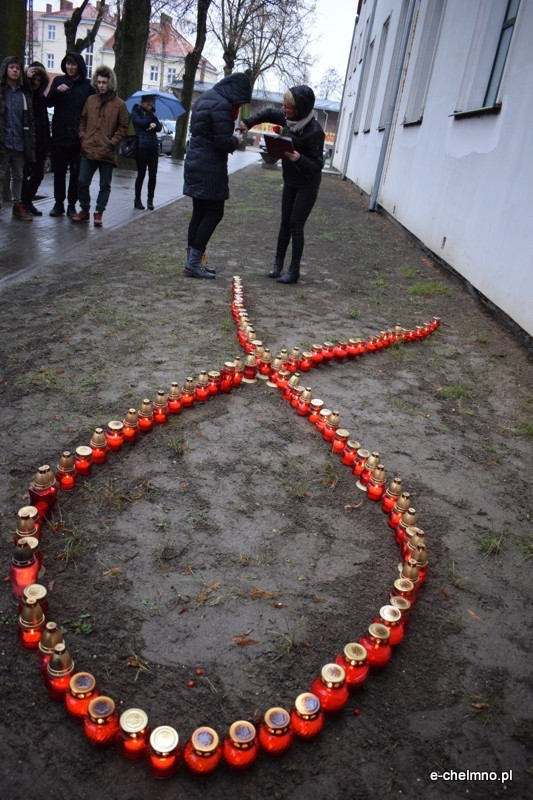 Marsz milczenia i inscenizacja z okazji Światowego Dnia Walki z AIDS w Katolickim Liceum i Gimnazjum Księży Pallotynów