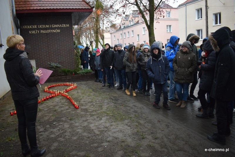 Marsz milczenia i inscenizacja z okazji Światowego Dnia Walki z AIDS w Katolickim Liceum i Gimnazjum Księży Pallotynów
