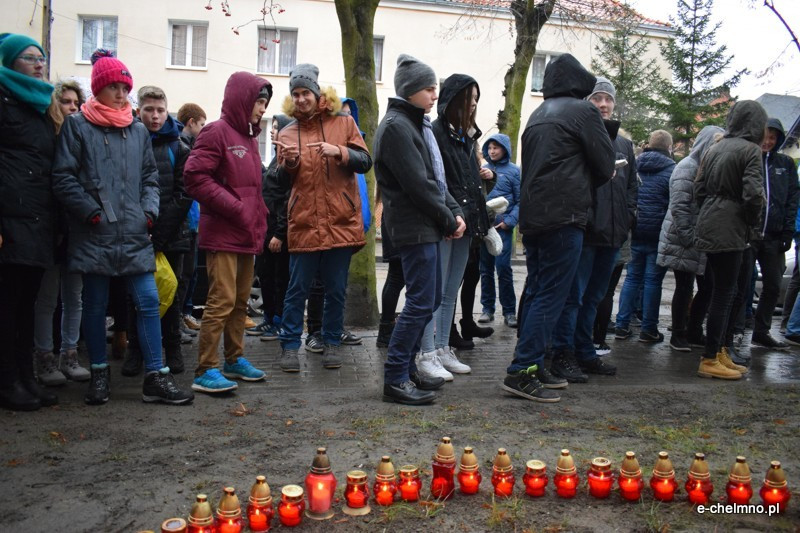 Marsz milczenia i inscenizacja z okazji Światowego Dnia Walki z AIDS w Katolickim Liceum i Gimnazjum Księży Pallotynów