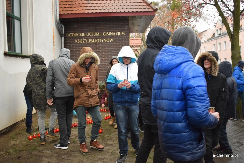 Marsz milczenia i inscenizacja z okazji Światowego Dnia Walki z AIDS w Katolickim Liceum i Gimnazjum Księży Pallotynów