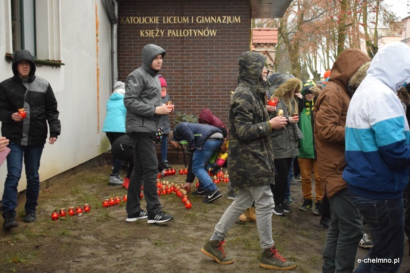 Marsz milczenia i inscenizacja z okazji Światowego Dnia Walki z AIDS w Katolickim Liceum i Gimnazjum Księży Pallotynów