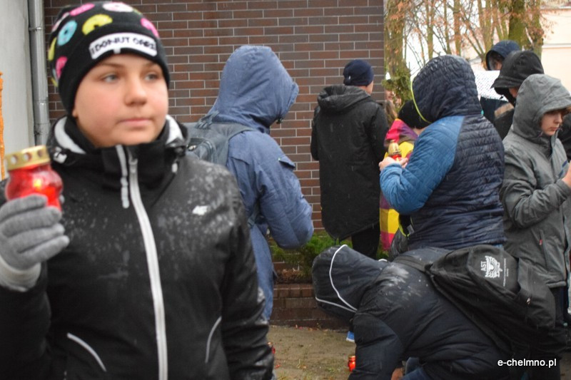 Marsz milczenia i inscenizacja z okazji Światowego Dnia Walki z AIDS w Katolickim Liceum i Gimnazjum Księży Pallotynów