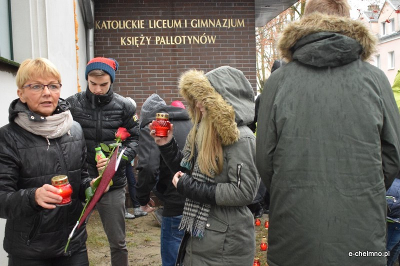 Marsz milczenia i inscenizacja z okazji Światowego Dnia Walki z AIDS w Katolickim Liceum i Gimnazjum Księży Pallotynów