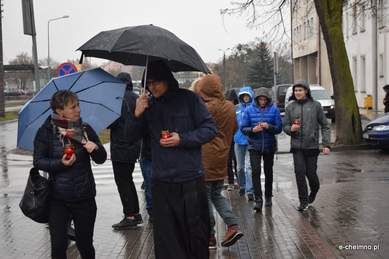 Marsz milczenia i inscenizacja z okazji Światowego Dnia Walki z AIDS w Katolickim Liceum i Gimnazjum Księży Pallotynów