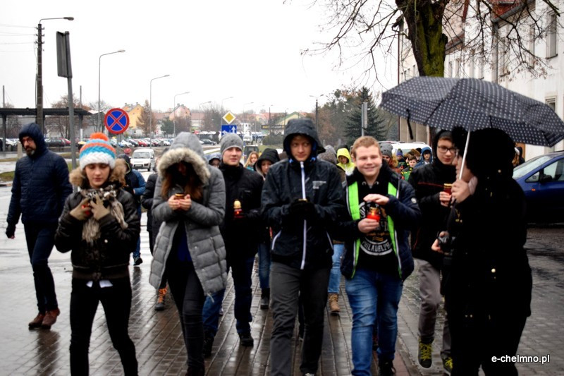 Marsz milczenia i inscenizacja z okazji Światowego Dnia Walki z AIDS w Katolickim Liceum i Gimnazjum Księży Pallotynów