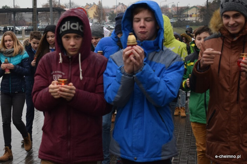 Marsz milczenia i inscenizacja z okazji Światowego Dnia Walki z AIDS w Katolickim Liceum i Gimnazjum Księży Pallotynów