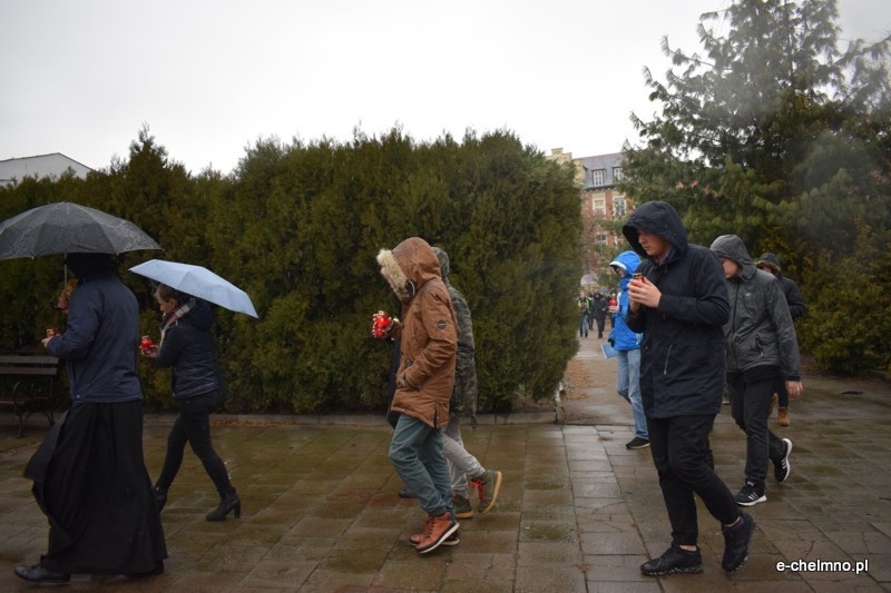 Marsz milczenia i inscenizacja z okazji Światowego Dnia Walki z AIDS w Katolickim Liceum i Gimnazjum Księży Pallotynów