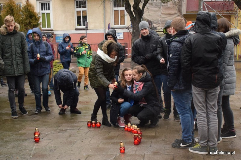 Marsz milczenia i inscenizacja z okazji Światowego Dnia Walki z AIDS w Katolickim Liceum i Gimnazjum Księży Pallotynów