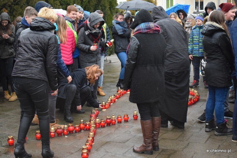Marsz milczenia i inscenizacja z okazji Światowego Dnia Walki z AIDS w Katolickim Liceum i Gimnazjum Księży Pallotynów
