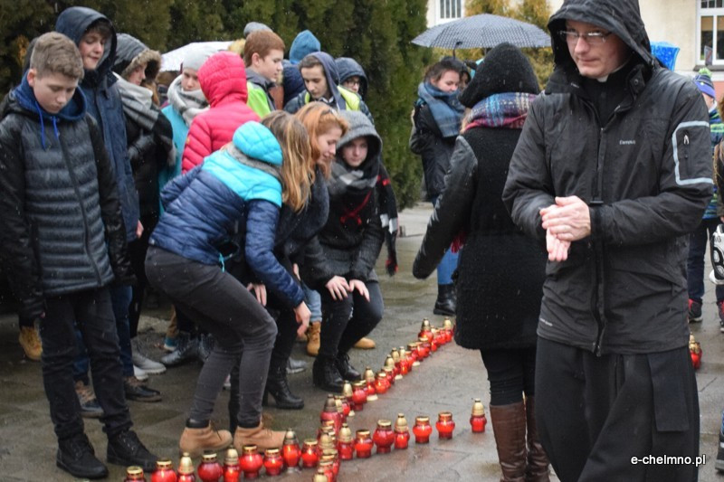 Marsz milczenia i inscenizacja z okazji Światowego Dnia Walki z AIDS w Katolickim Liceum i Gimnazjum Księży Pallotynów