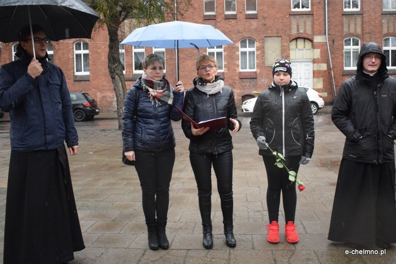 Marsz milczenia i inscenizacja z okazji Światowego Dnia Walki z AIDS w Katolickim Liceum i Gimnazjum Księży Pallotynów