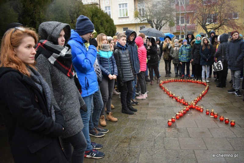 Marsz milczenia i inscenizacja z okazji Światowego Dnia Walki z AIDS w Katolickim Liceum i Gimnazjum Księży Pallotynów