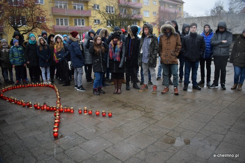 Marsz milczenia i inscenizacja z okazji Światowego Dnia Walki z AIDS w Katolickim Liceum i Gimnazjum Księży Pallotynów