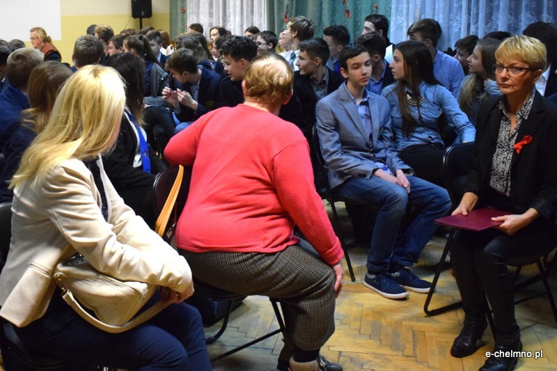 Marsz milczenia i inscenizacja z okazji Światowego Dnia Walki z AIDS w Katolickim Liceum i Gimnazjum Księży Pallotynów