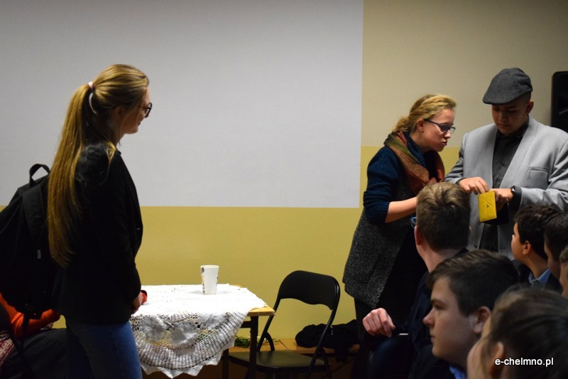 Marsz milczenia i inscenizacja z okazji Światowego Dnia Walki z AIDS w Katolickim Liceum i Gimnazjum Księży Pallotynów