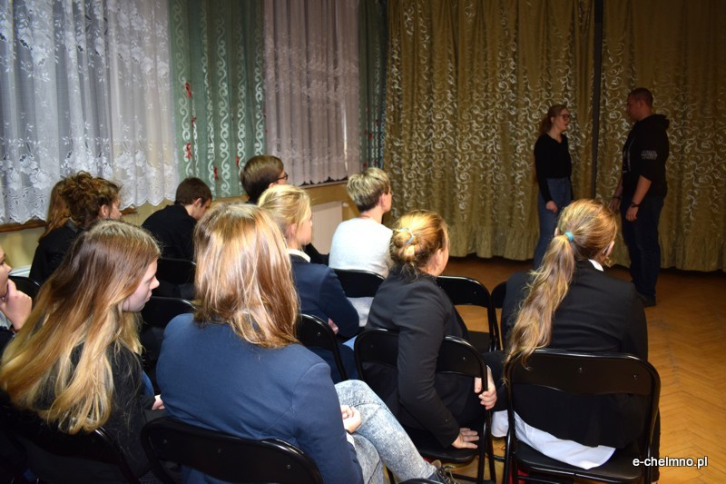 Marsz milczenia i inscenizacja z okazji Światowego Dnia Walki z AIDS w Katolickim Liceum i Gimnazjum Księży Pallotynów