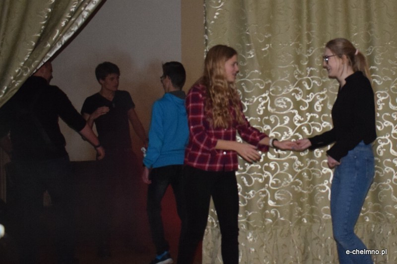 Marsz milczenia i inscenizacja z okazji Światowego Dnia Walki z AIDS w Katolickim Liceum i Gimnazjum Księży Pallotynów