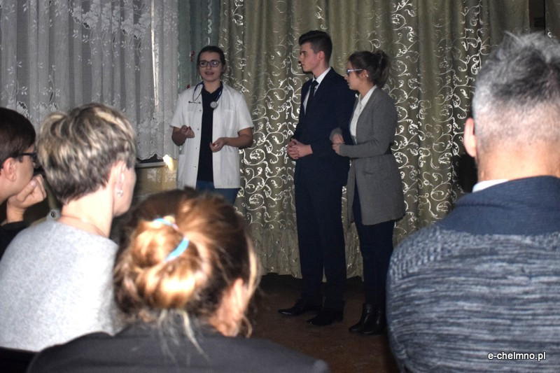 Marsz milczenia i inscenizacja z okazji Światowego Dnia Walki z AIDS w Katolickim Liceum i Gimnazjum Księży Pallotynów