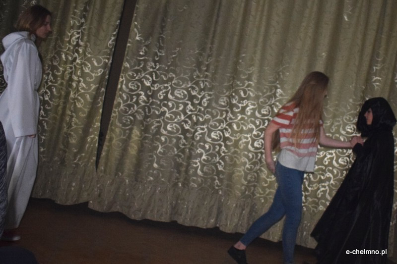 Marsz milczenia i inscenizacja z okazji Światowego Dnia Walki z AIDS w Katolickim Liceum i Gimnazjum Księży Pallotynów