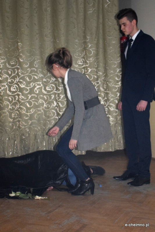 Marsz milczenia i inscenizacja z okazji Światowego Dnia Walki z AIDS w Katolickim Liceum i Gimnazjum Księży Pallotynów