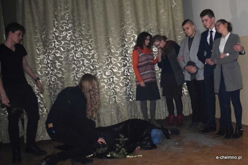 Marsz milczenia i inscenizacja z okazji Światowego Dnia Walki z AIDS w Katolickim Liceum i Gimnazjum Księży Pallotynów