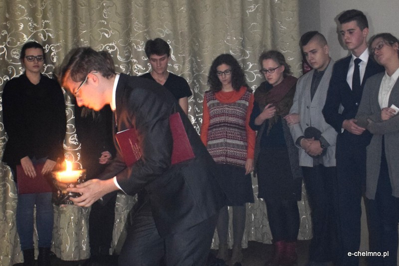 Marsz milczenia i inscenizacja z okazji Światowego Dnia Walki z AIDS w Katolickim Liceum i Gimnazjum Księży Pallotynów