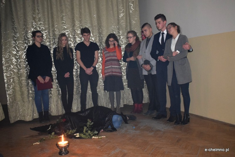 Marsz milczenia i inscenizacja z okazji Światowego Dnia Walki z AIDS w Katolickim Liceum i Gimnazjum Księży Pallotynów