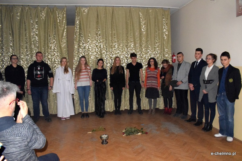 Marsz milczenia i inscenizacja z okazji Światowego Dnia Walki z AIDS w Katolickim Liceum i Gimnazjum Księży Pallotynów