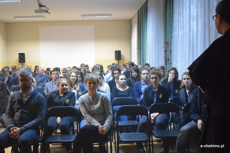 Marsz milczenia i inscenizacja z okazji Światowego Dnia Walki z AIDS w Katolickim Liceum i Gimnazjum Księży Pallotynów