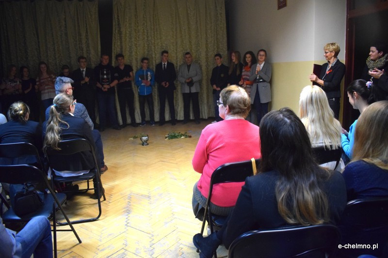 Marsz milczenia i inscenizacja z okazji Światowego Dnia Walki z AIDS w Katolickim Liceum i Gimnazjum Księży Pallotynów