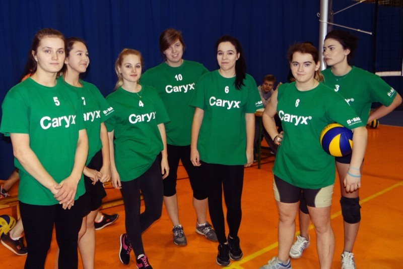 Siatkarskie drużyny reprezentacji ZS CKP z Grubna na turnieju o Puchar Dyrektora ZSR w Brodnicy