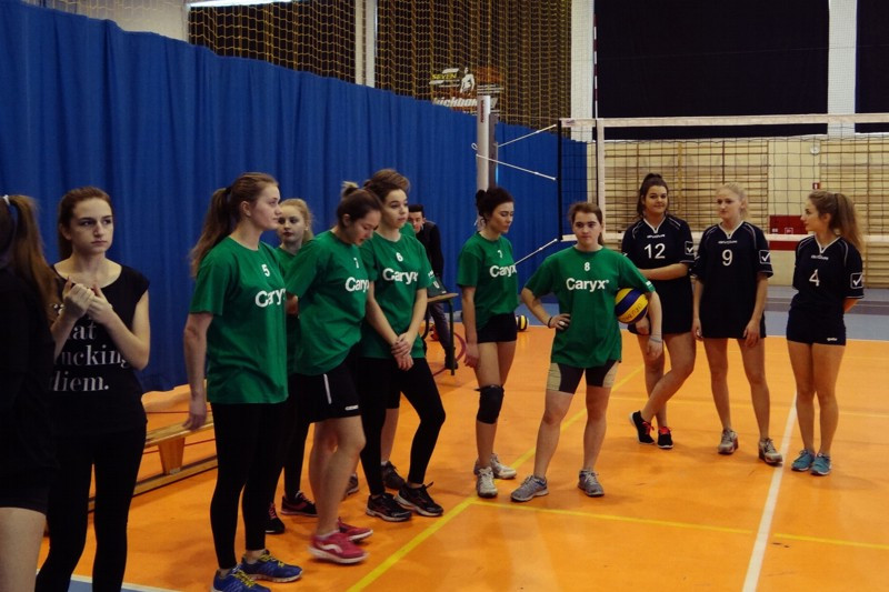 Siatkarskie drużyny reprezentacji ZS CKP z Grubna na turnieju o Puchar Dyrektora ZSR w Brodnicy