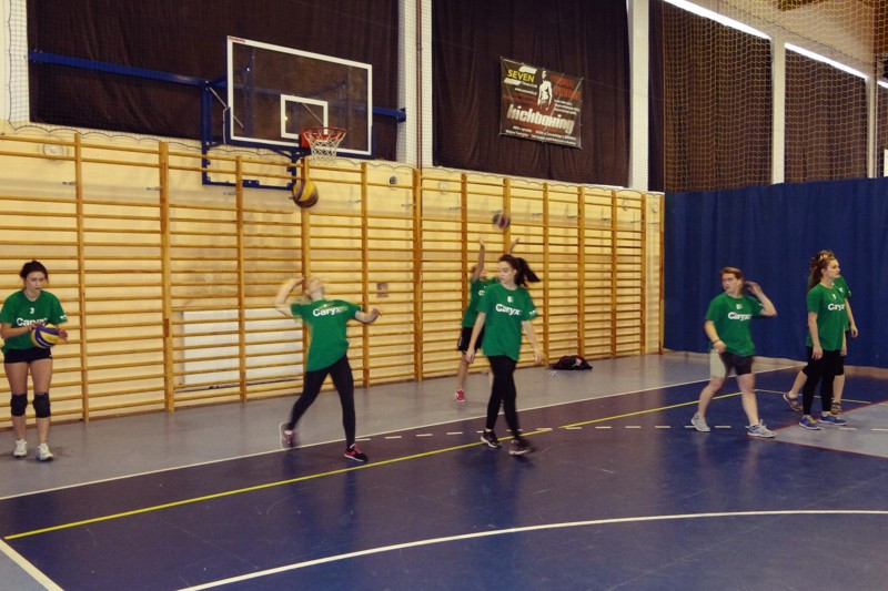 Siatkarskie drużyny reprezentacji ZS CKP z Grubna na turnieju o Puchar Dyrektora ZSR w Brodnicy