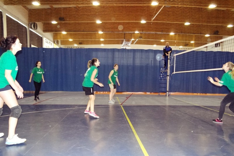 Siatkarskie drużyny reprezentacji ZS CKP z Grubna na turnieju o Puchar Dyrektora ZSR w Brodnicy