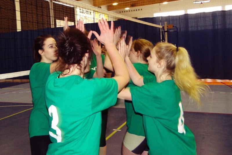 Siatkarskie drużyny reprezentacji ZS CKP z Grubna na turnieju o Puchar Dyrektora ZSR w Brodnicy