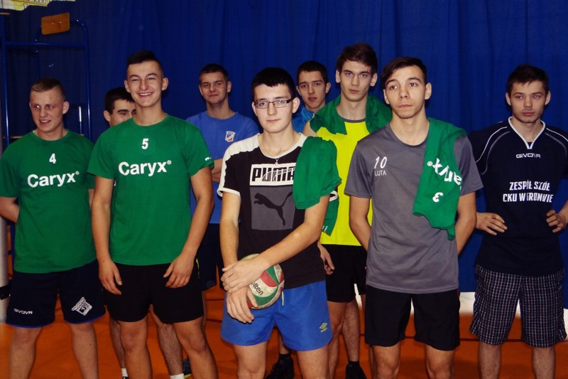 Siatkarskie drużyny reprezentacji ZS CKP z Grubna na turnieju o Puchar Dyrektora ZSR w Brodnicy