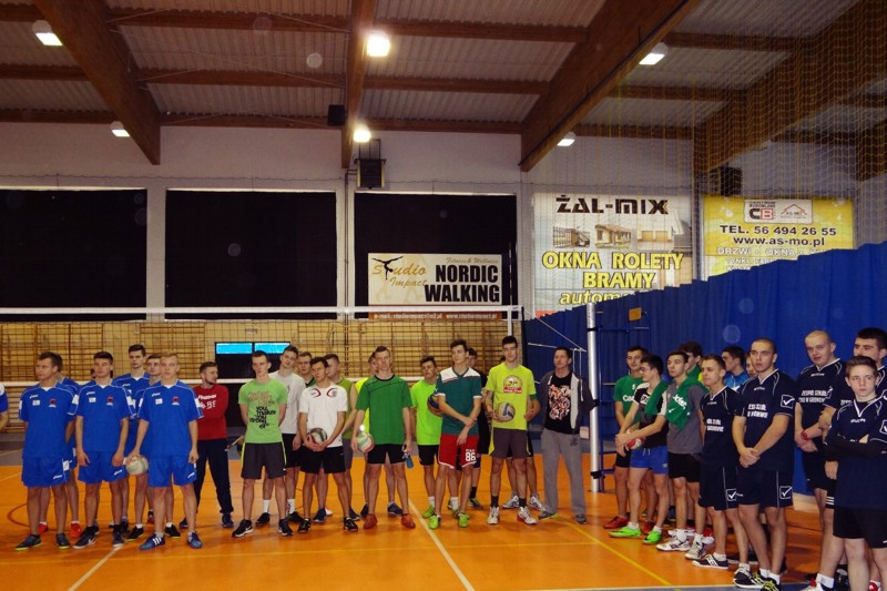 Siatkarskie drużyny reprezentacji ZS CKP z Grubna na turnieju o Puchar Dyrektora ZSR w Brodnicy