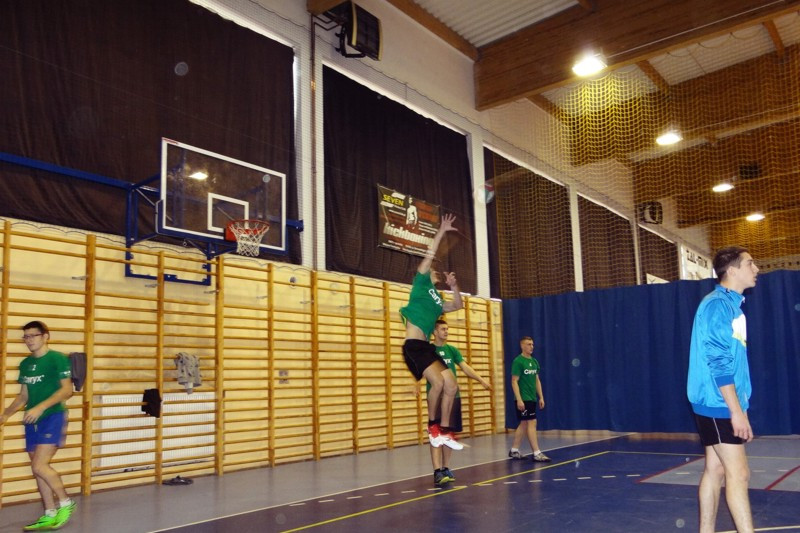 Siatkarskie drużyny reprezentacji ZS CKP z Grubna na turnieju o Puchar Dyrektora ZSR w Brodnicy