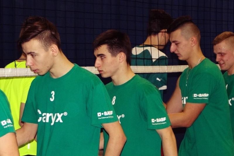 Siatkarskie drużyny reprezentacji ZS CKP z Grubna na turnieju o Puchar Dyrektora ZSR w Brodnicy