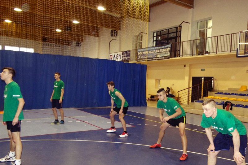 Siatkarskie drużyny reprezentacji ZS CKP z Grubna na turnieju o Puchar Dyrektora ZSR w Brodnicy