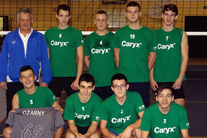 Siatkarskie drużyny reprezentacji ZS CKP z Grubna na turnieju o Puchar Dyrektora ZSR w Brodnicy