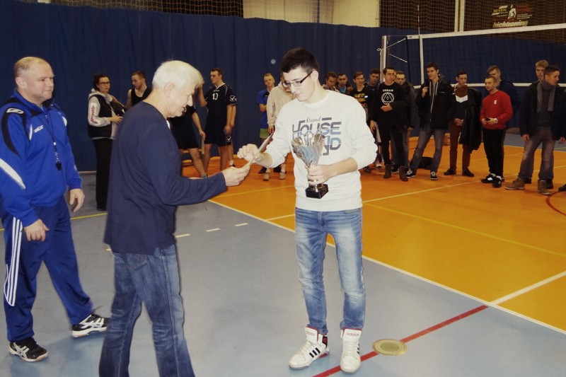 Siatkarskie drużyny reprezentacji ZS CKP z Grubna na turnieju o Puchar Dyrektora ZSR w Brodnicy