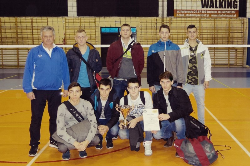 Siatkarskie drużyny reprezentacji ZS CKP z Grubna na turnieju o Puchar Dyrektora ZSR w Brodnicy